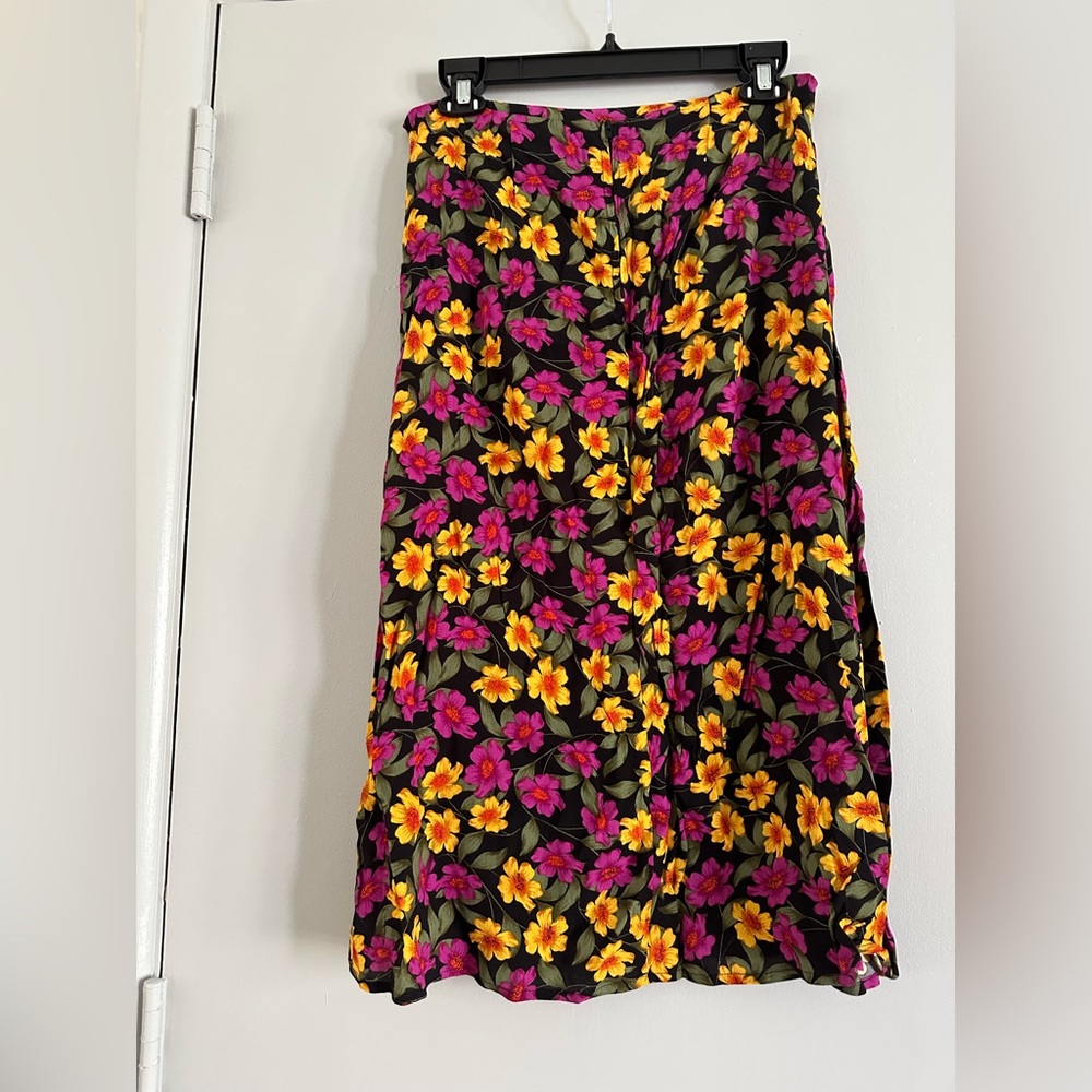 NWOT GB by Gianni Bini midi floral skirt with slit. Size large (Juniors)